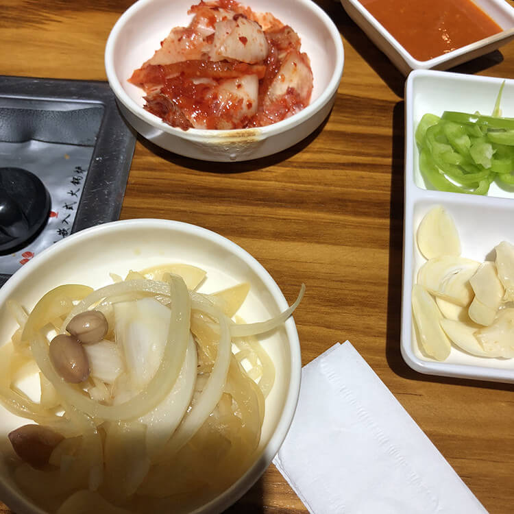 最美不过五花肉：聊城这家韩式烤肉店的猪五花非常新鲜，厚切后感十足