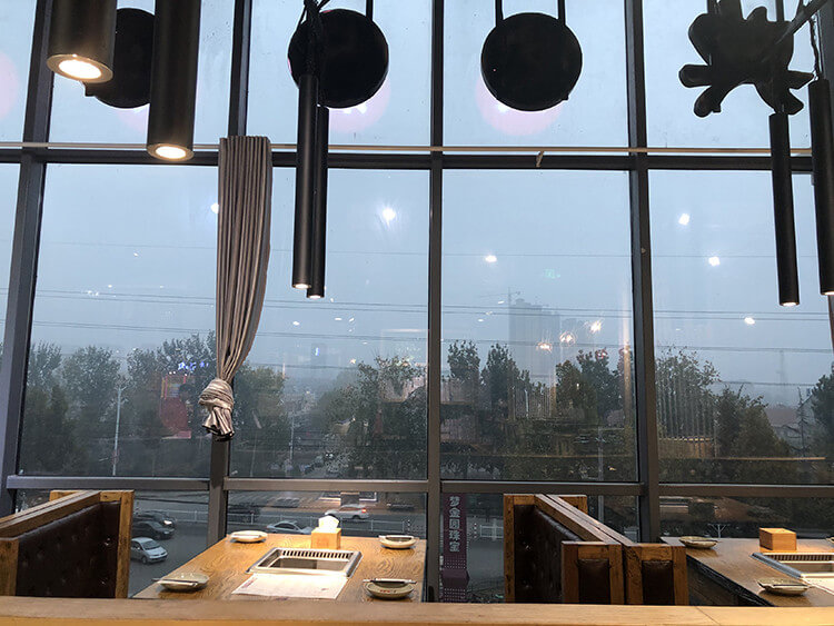 风格时尚的一家火锅餐厅，整面落地窗让用餐环境更加优雅