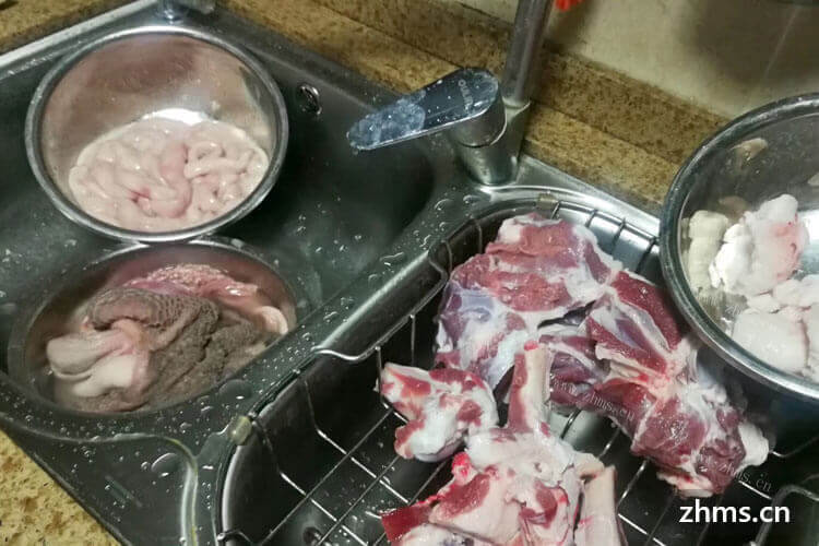 在家想吃羊肉炖人参，请问选什么样的锅可以炖？