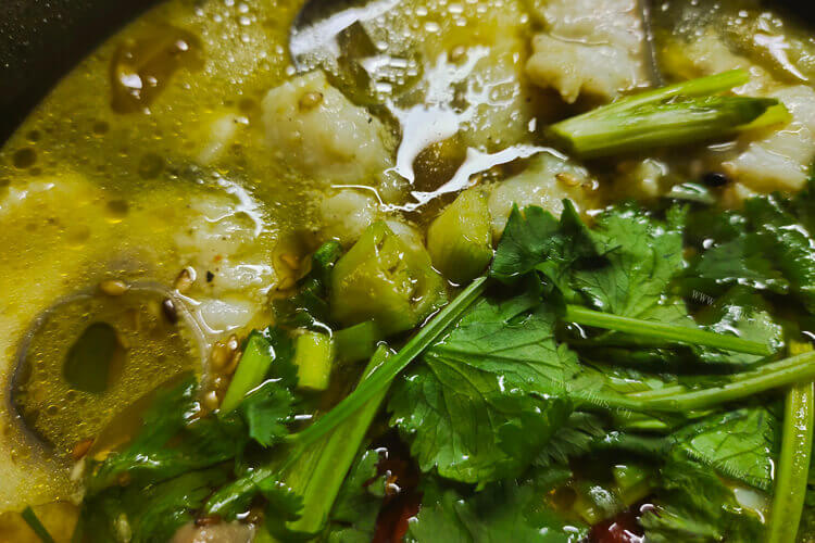 今天打算在家里做一道酸菜鱼，怎样制作酸菜鱼的鱼片？