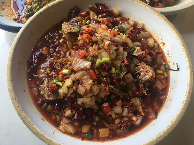 瓷都这家主打小黄鱼的餐厅,装修清雅,口味却很重 瓷都这家主打小黄鱼的餐厅,装修清雅,口味却很重