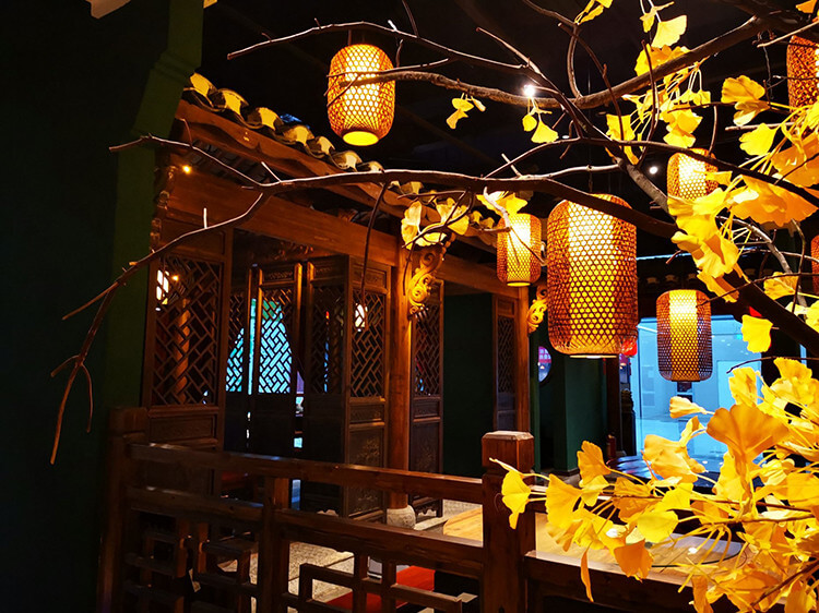 充满中式浪漫的餐厅，装修很有“桃花源”的意境，看菜点菜的模式让点餐更有趣味