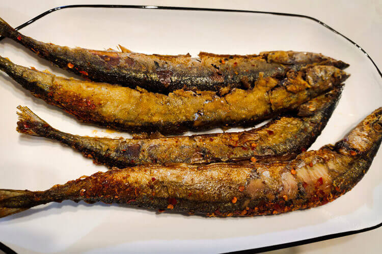 冷冻秋刀鱼解冻后很腥，请教一下秋刀鱼怎么做好吃不腥？
