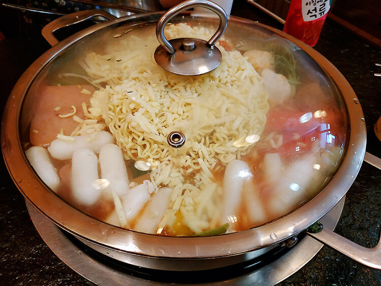 性价比很高的韩国料理店，经典部队火锅和炸鸡一次就能吃个够