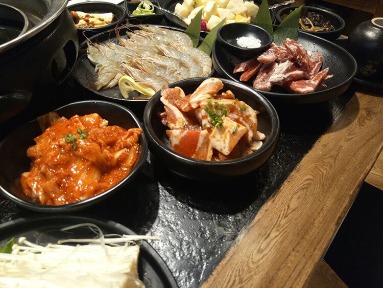 一家口味主打韩式口味，装修却主打日式风格的烤肉店，每份肉都是极品