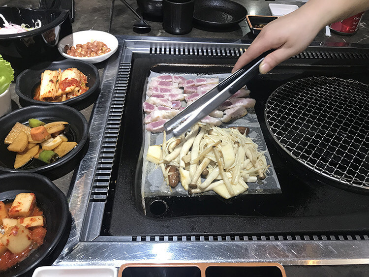 人均70元的韩式烤肉店，厚切五花肉鲜嫩多汁，蘸碟口味非常正宗