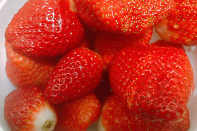 冰箱里面有一些草莓，请问草莓有点坏了可以吃吗？