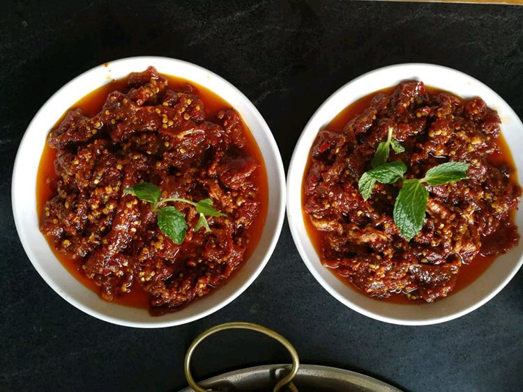 炭火铜锅涮鲜牛肉，麻辣鲜香嫩一样不少