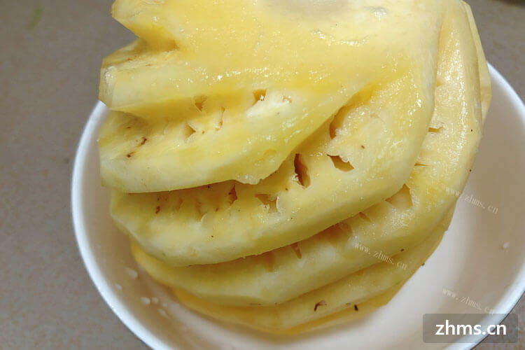 菠萝是不错的水果，很多人喜欢吃菠萝，菠萝怎么削皮？