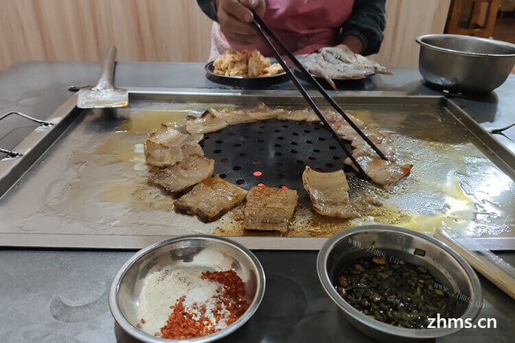 我打算和朋友在四川开一家烤肉店，有谁知道炉子旁烤肉赚钱吗？