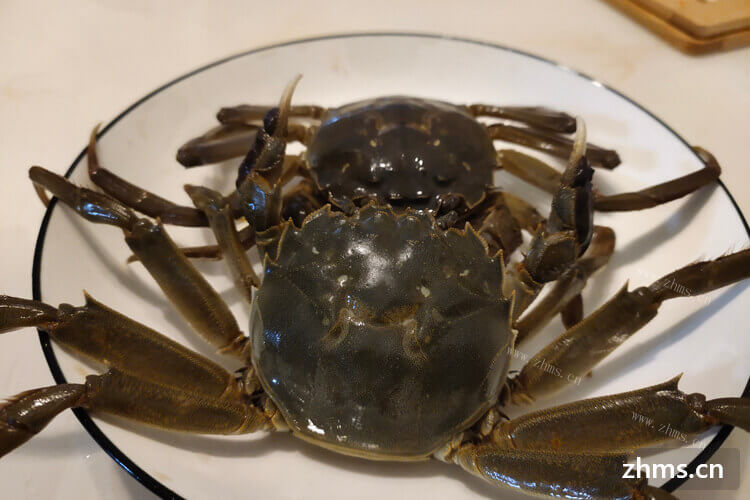 朋友送了我一些螃蟹，今天想来蒸螃蟹了，活的螃蟹蒸多长时间能熟