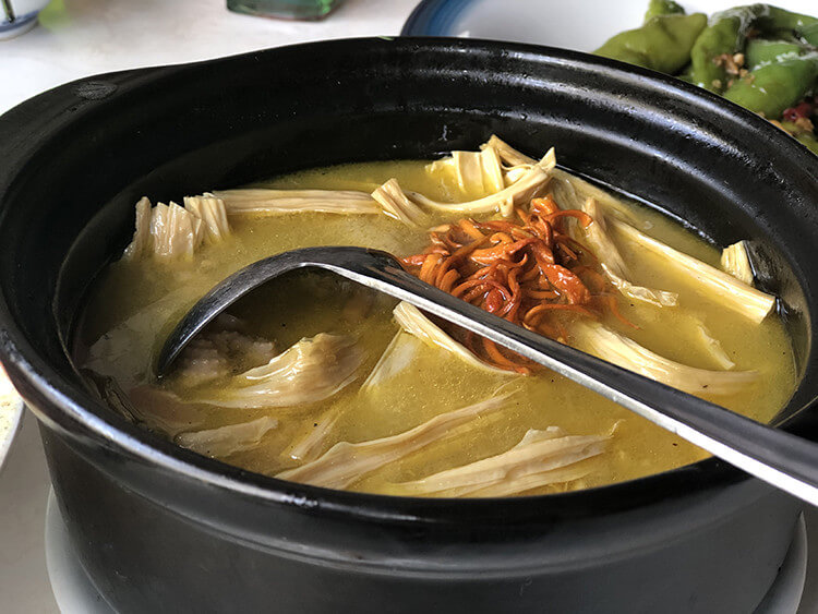 瓷都这家主打小黄鱼的餐厅,装修清雅,口味却很重 瓷都这家主打小黄鱼的餐厅,装修清雅,口味却很重
