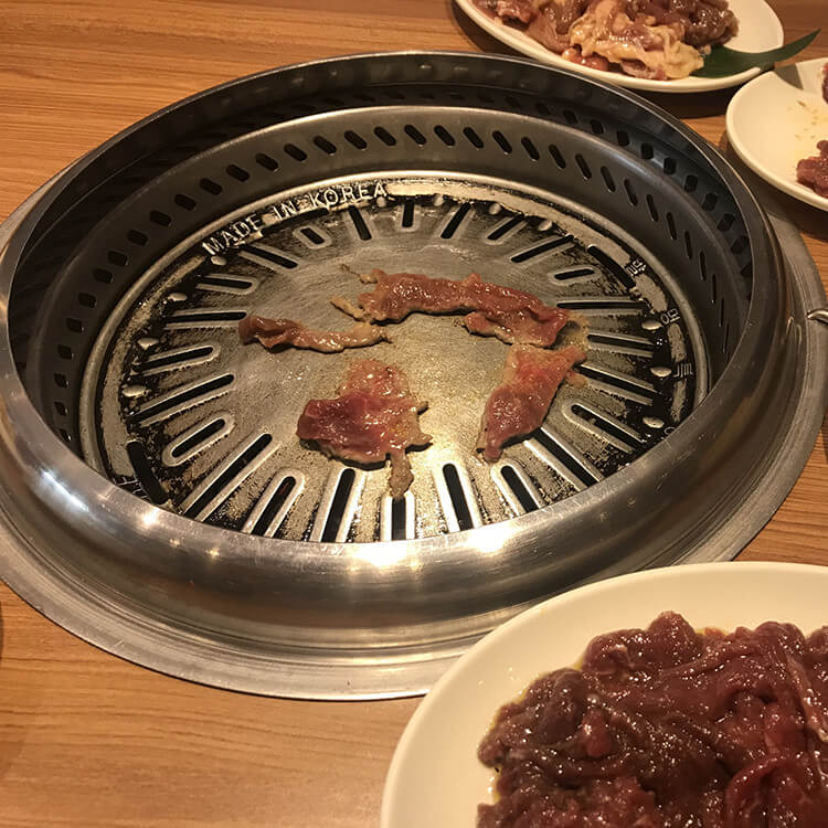 这家韩式烤肉店，不仅装修有特色，菜品也非常有特色，经典的酸菜五花肉鲜嫩酸爽，非常开胃