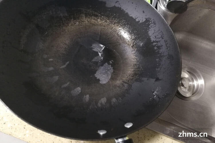 炒菜锅锅底的黑垢怎么清洗？看完了不后悔