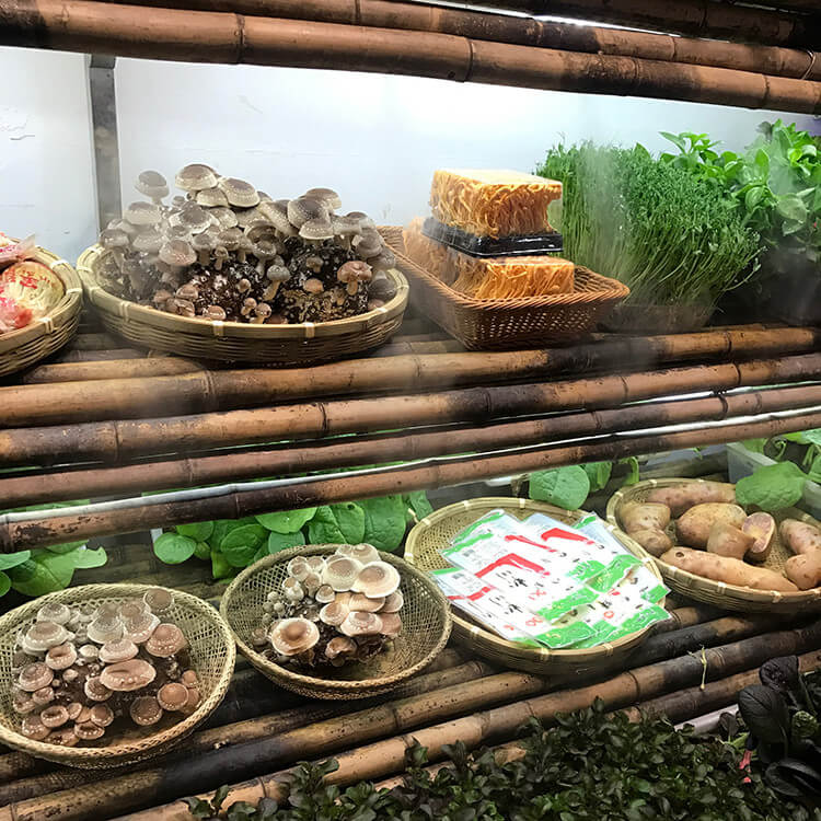 充满云南风情的一家火锅店，特色鲜菌锅底不加任何鲜味剂也非常鲜美