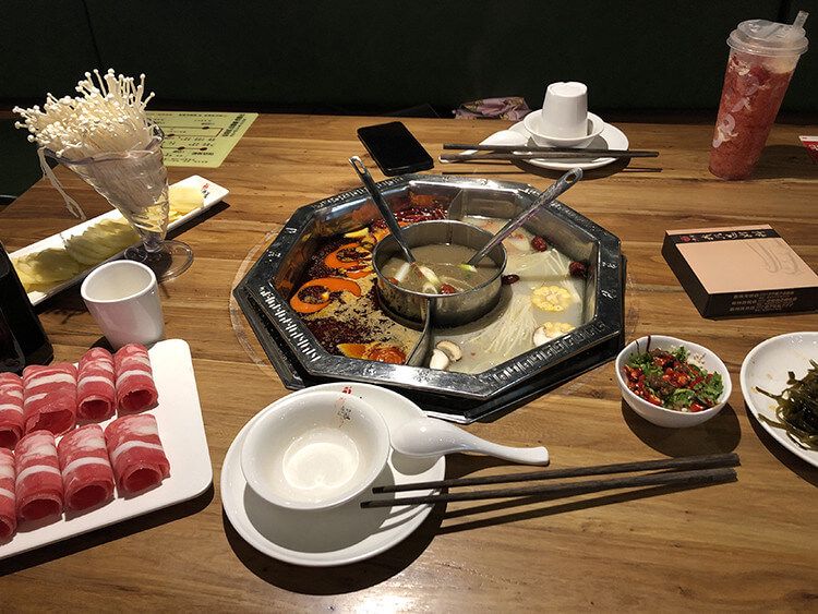 正宗老重庆口味的火锅店，招牌清汤比红汤更受欢迎