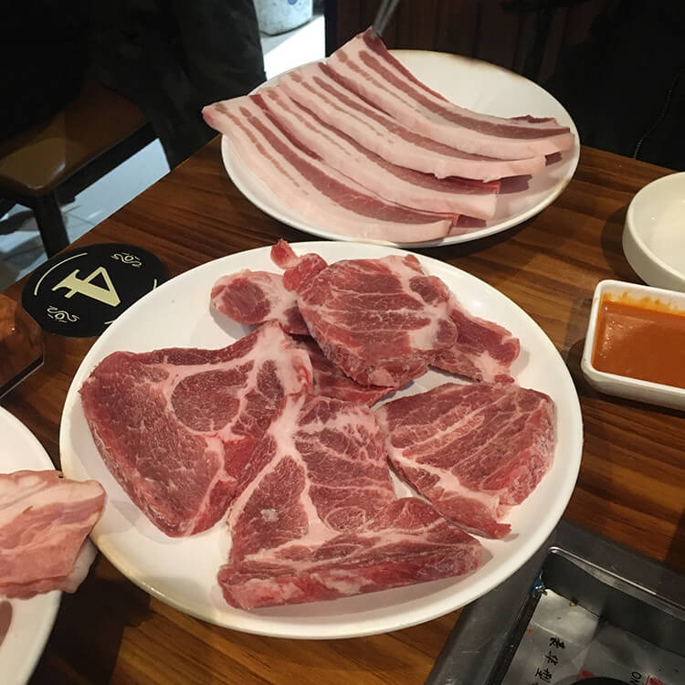 最美不过五花肉：聊城这家韩式烤肉店的猪五花非常新鲜，厚切后感十足