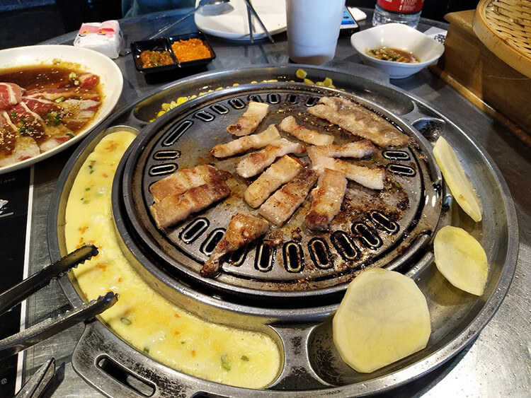吃金拱门的炸鸡不如吃隔壁韩国烤肉的五花肉！堪称同价位烤肉店的最“美”五花肉