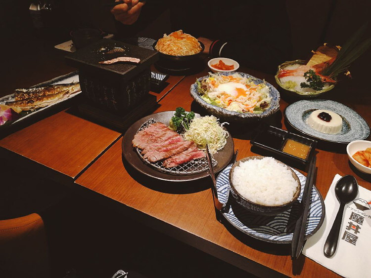 精致又美味的日本料理，现烤和牛肉汁丰富，配上东北大米饭无敌满足