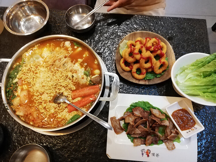 性价比很高的韩国料理店，经典部队火锅和炸鸡一次就能吃个够