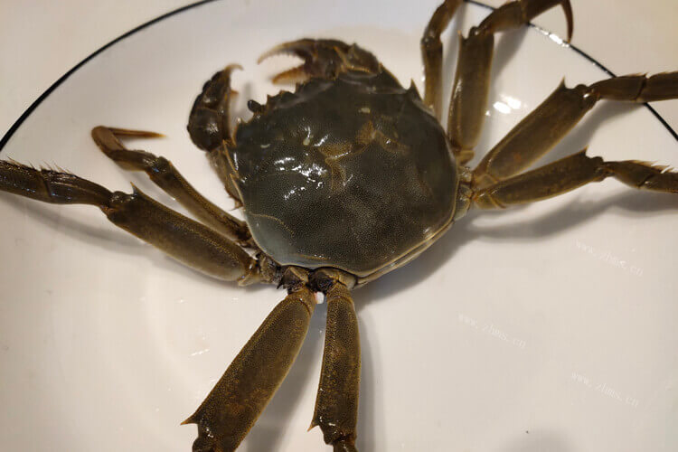 我特别喜欢吃螃蟹，请问螃蟹开水下锅蒸多久？