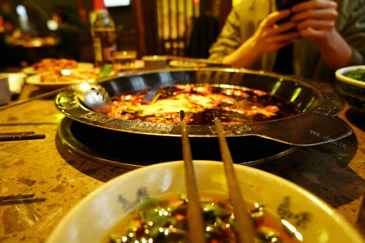 最近要去重庆出差，听说重庆的火锅很出名，重庆火锅的特色是什么