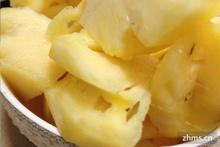 菠萝是不错的水果，很多人喜欢吃菠萝，菠萝怎么削皮？