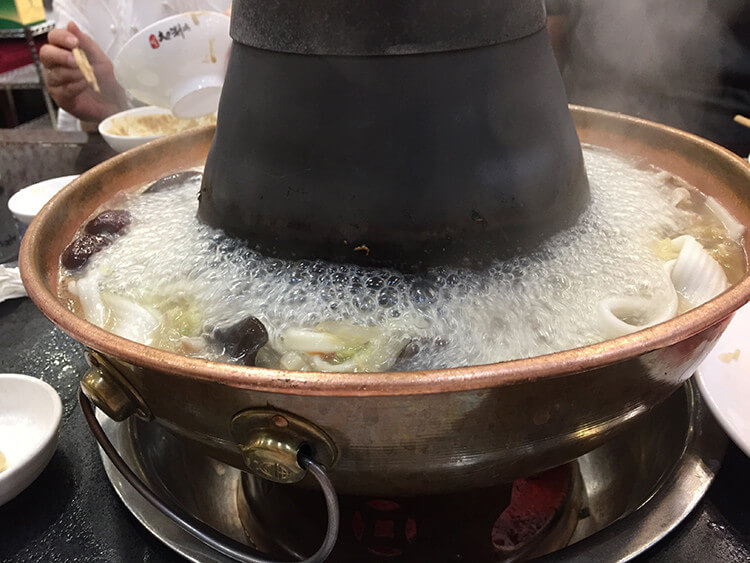 传统的铜锅涮羊肉人均70都不到，羊肉多到吃不完！