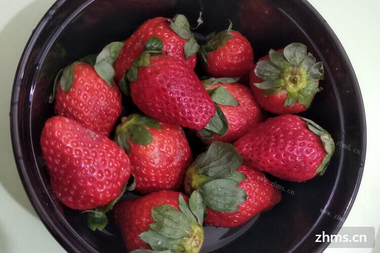 很多人经常用盐水洗草莓，请问洗草莓为啥加盐呢？