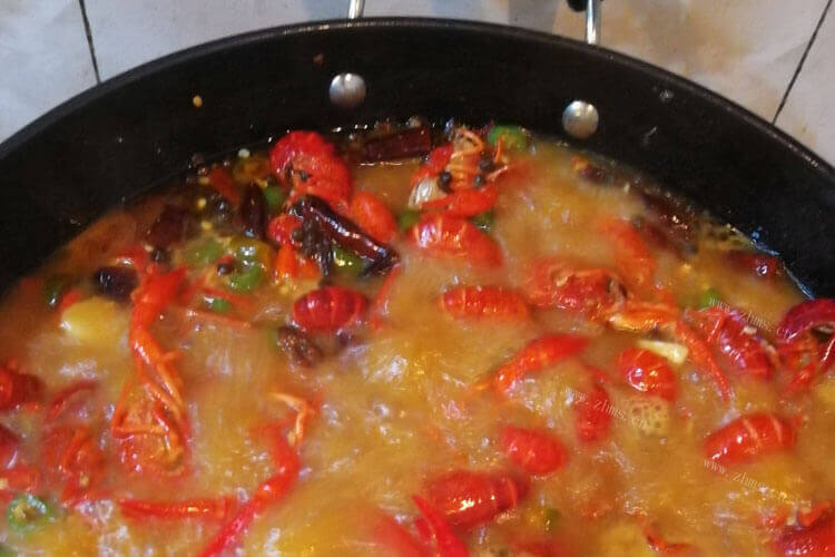 红烧小龙虾怎么烧才好吃，可以放辣椒油吗？