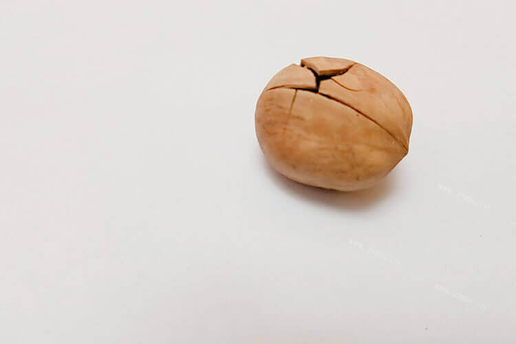 碧根果是坚果中的一种，没有加工的碧根果怎么吃？