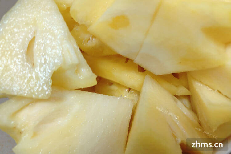 菠萝啤有许多的功效，那么大家知道菠萝皮能吸味吗？