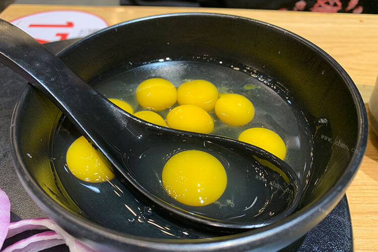 闻了闻鹌鹑蛋，鹌鹑蛋外壳闻起来臭是怎么回事
