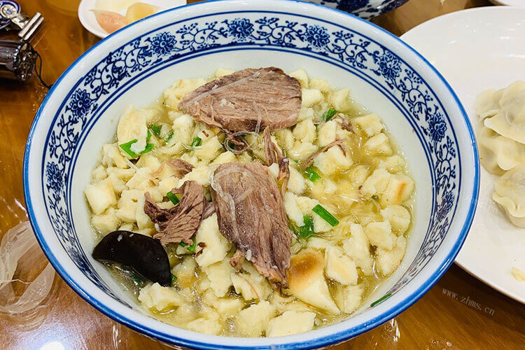 羊肉泡馍是陕西比较有名的食物，正宗羊肉泡馍的馍怎么做呢？