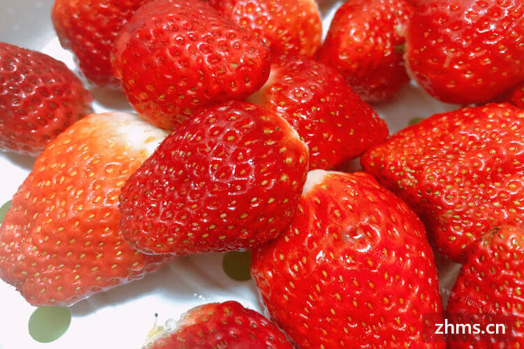 草莓上面有很多泥巴，怎样洗草莓干净？