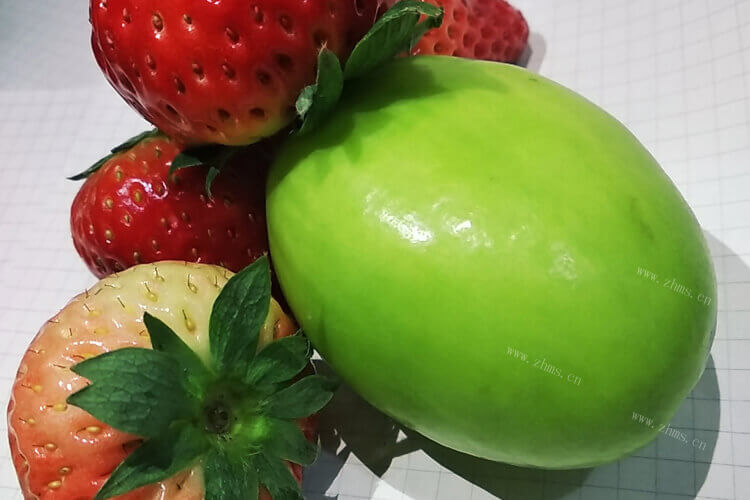 老板让我摆盘，草莓和香蕉和杨桃可以怎么摆盘？