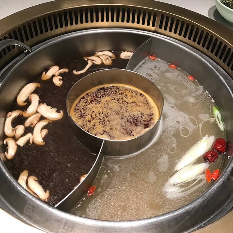 充满云南风情的一家火锅店，特色鲜菌锅底不加任何鲜味剂也非常鲜美