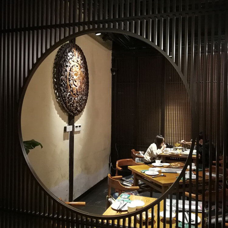 环境优雅古典的一家泰式餐厅，菜品分量足口味重，非常正宗
