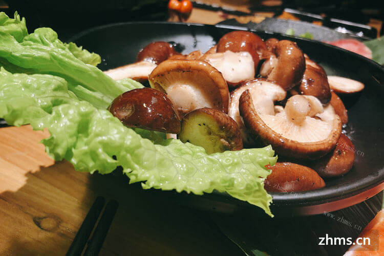 我很喜欢吃炒青菜香菇，请问炒青菜香菇怎么切？