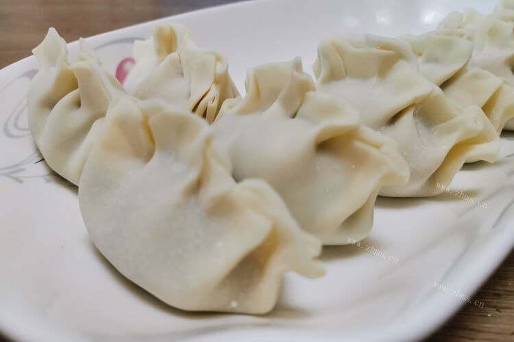 很多人都喜欢吃饺子，怎样包羊肉和洋葱饺子呢？