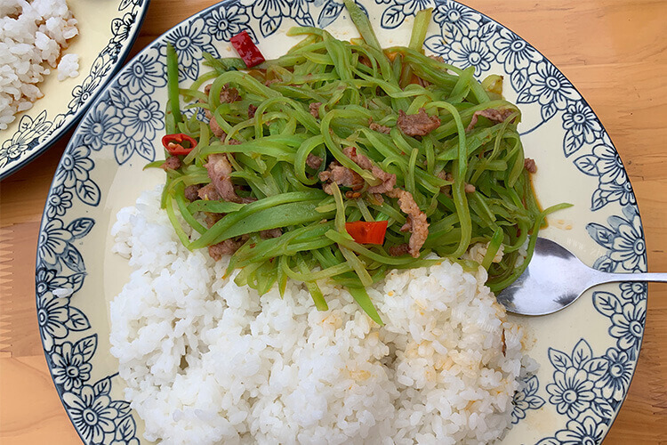 今天想自己做饭，请问孜然肉片盖饭怎么做好吃？