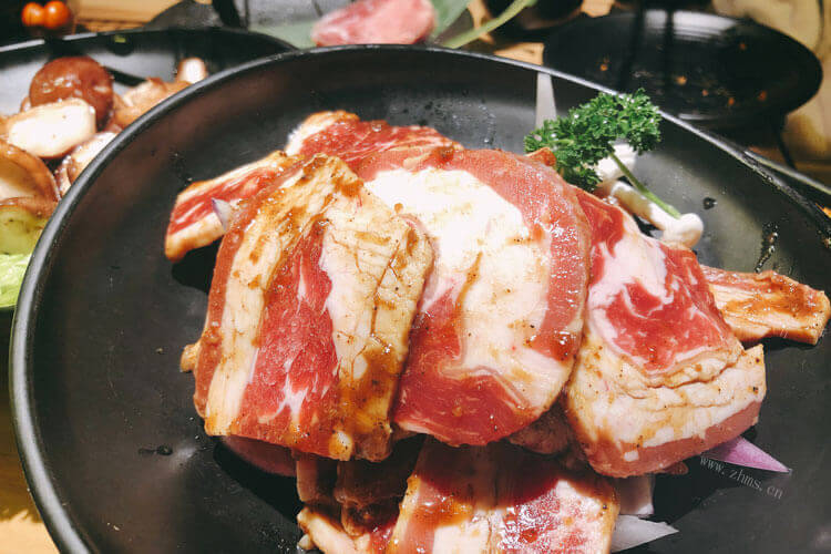 有人说肥牛不是真的牛肉，肥牛是合成的吗？
