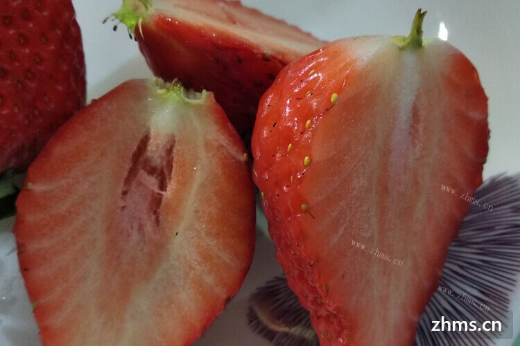 我买了一些草莓，洗草莓用盐水浸泡能洗干净吗？