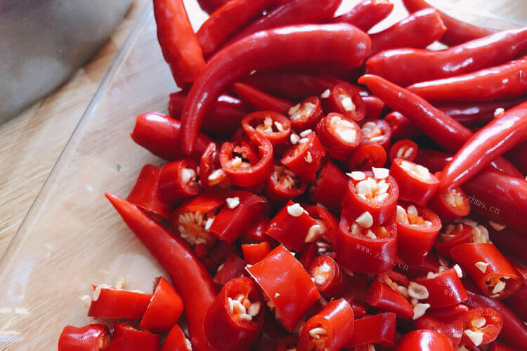 自己做菜，肉炒蘑菇炒辣椒的做法是什么呢？