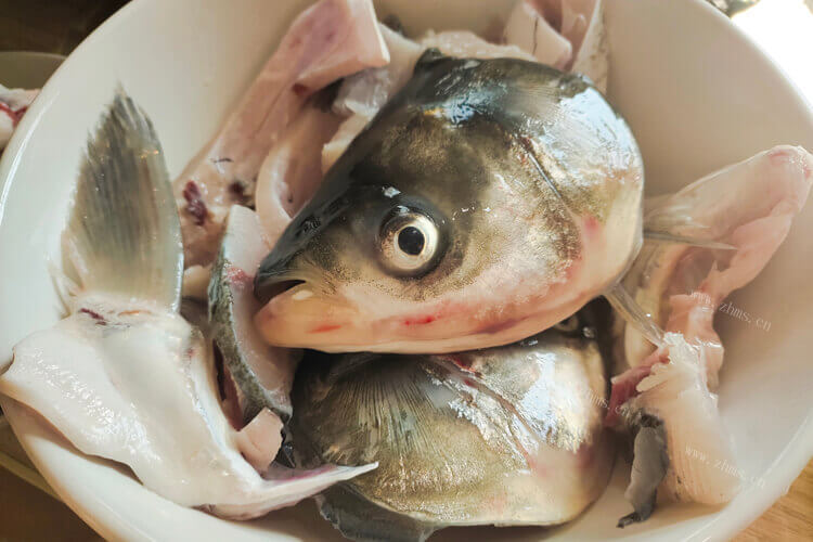 想在家里做水煮鱼，请问草鱼片要煮多久才能煮熟呢？