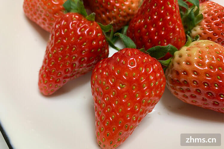 草莓洗后掉色怎么回事？掉色草莓还能吃吗？