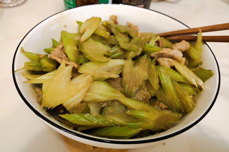 猪肉芹菜馅饺子是我们常见的一种美食，猪肉芹菜馅怎么调馅不出水