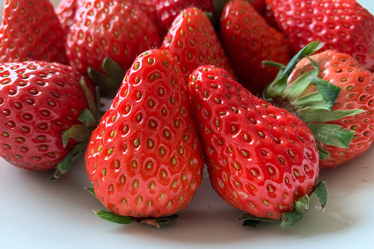 在大棚里摘了一些草莓，大棚草莓怎么洗才干净？