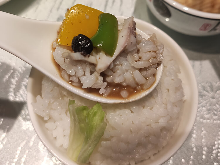 开在酒店里面的烤鱼店,自带空中花园环境很浪漫 开在酒店里面的烤鱼店,自带空中花园环境很浪漫