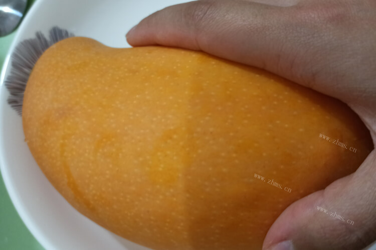 把芒果冻起来了想，削冻得太硬的冷冻芒果的皮怎么削？